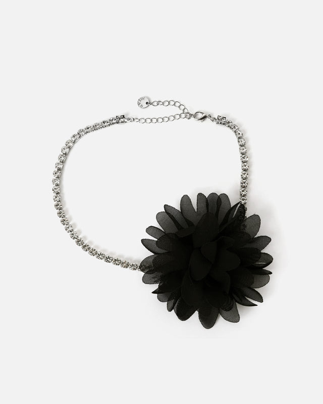 Collar tipo choker con flor