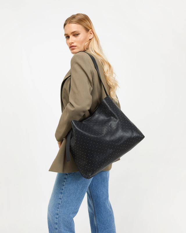 Bolso hobo grande con detalles metálicos